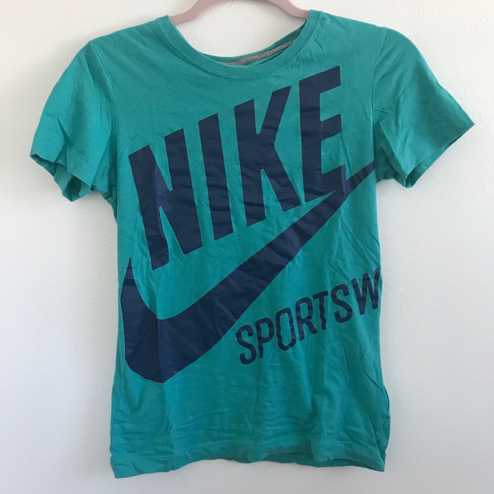 Nike Sportswear Slim Fit Graphic Tee